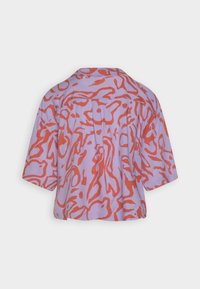 Kortärmad lila topp med djärvt röd abstrakt mönster. Har en rundad halslinje och en avslappnad passform med en plisserad baksidedesign.