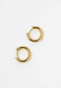 Orecchini a cerchio dorati con una finitura liscia e lucida. Design semicircolare con un piccolo intervallo, caratterizzato da una forma arrotondata e senza cuciture.