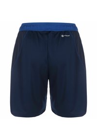 Marineblauwe sportshorts met een netpaneel aan de zijkant en een elastische tailleband. Bevat logo-details en een gladde, lichte stof.