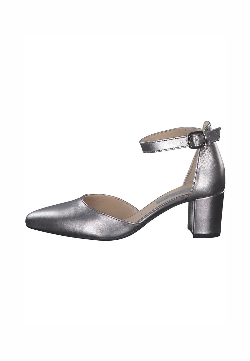 Metalické stříbrné lodičky na blokovém podpatku s špičatou špičkou, ankletovým páskem, hladkým povrchem a minimalistickým designem. Interiér podšitý béžovou látkou.