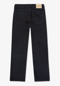 Crne traperice s ravnim krojem. Imaju dva stražnja džepa i etiketu branda na pojasu. Glatka tekstura, bez vidljivih uzoraka.