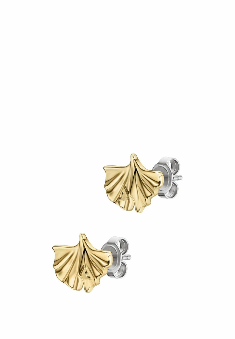 Des boucles d'oreilles en forme de feuilles en or et en argent présentent une surface texturée et une finition polie, mettant en valeur des détails de design complexes.