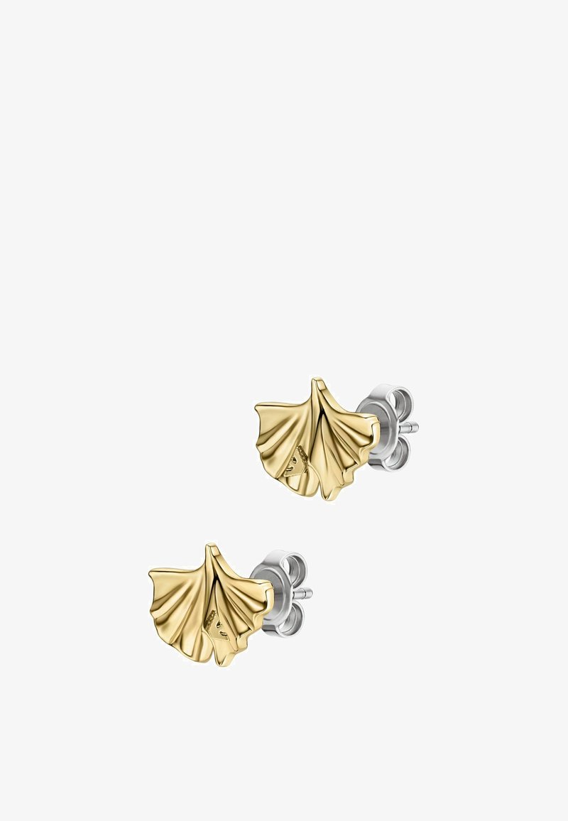 Des boucles d'oreilles en forme de feuilles en or et en argent présentent une surface texturée et une finition polie, mettant en valeur des détails de design complexes.