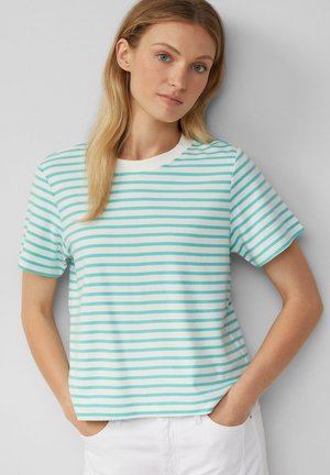 Witte katoenen T-shirt met lichtblauwe strepen. Beschikt over een ronde halslijn en korte mouwen. Zachte textuur, relaxte pasvorm en een eenvoudig ontwerp.