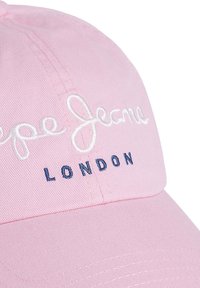 Ružová bavlnená baseballová čiapka s bielym kurzívnym vyšívaním "Pepe Jeans" a námorníckym textom "LONDON". Obsahuje zakrivený šilt a precízne prešitie.