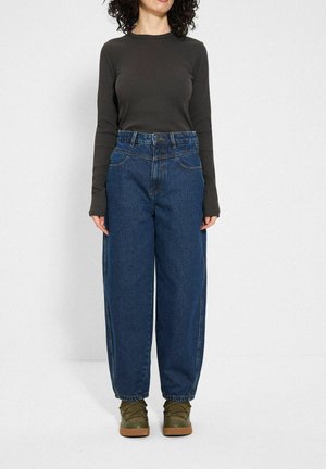 - Wide leg