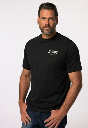 Schwarzes T-Shirt mit kurzen Ärmeln, das ein weißes Logo "JP1880" auf der linken Brust aufgedruckt hat. Aus Baumwollstoff mit lockerer Passform.