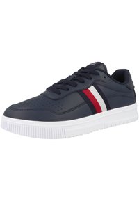 Sneaker in pelle blu con strisce bianche e rosse, punta perforata, linguetta imbottita e suola in gomma bianca testurizzata. Caratterizzato da un design a taglio basso.