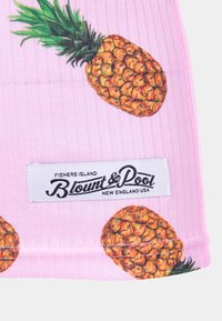 Tessuto rosa con una stampa di ananas e foglie verdi. Include un'etichetta con "Blount & Pool" e "Fishers Island, New England."