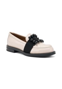 Mocassino in pelle lucida beige chiaro con dettaglio in elastico nero adornato da perline nere rotonde. Tacco in gomma nero basso. Punta arrotondata.