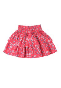 Gonna rossa con stampa floreale, caratterizzata da una vita arricciata, con strati di volant e piccoli motivi di fiori blu e farfalle.