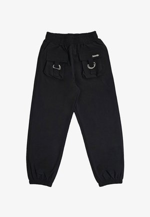Pantaloni cargo neri con vita e polsini elastici, caratterizzati da due grandi tasche frontali ciascuna con patta e dettaglio a D-ring in metallo.