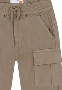 Khaki cargobroek met een elastische tailleband met verstelbaar trekkoord, zijzakken en een grote cargozak op de dij.