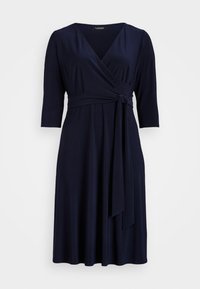 Abito avvolgente blu navy realizzato in tessuto morbido, con scollatura a V, maniche a tre quarti e una cintura in vita.