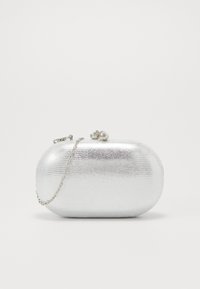 Mała srebrna owalna kopertówka z teksturowaną powierzchnią, metalowym zapięciem i przymocowanym łańcuszkiem na białym tle.