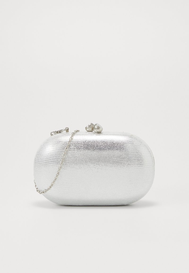 Mała srebrna owalna kopertówka z teksturowaną powierzchnią, metalowym zapięciem i przymocowanym łańcuszkiem na białym tle.