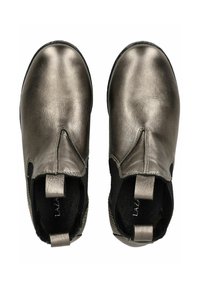 Zapatos metálicos grises con una parte superior de cuero suave, paneles laterales elásticos y lengüetas en bucle para facilitar su puesta. Presentan un diseño de puntera redondeada.