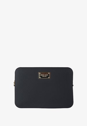 Borsa sintetica nera con una texture liscia, forma rettangolare, piastra hardware dorata con il nome del marchio in rilievo e chiusura con zip.