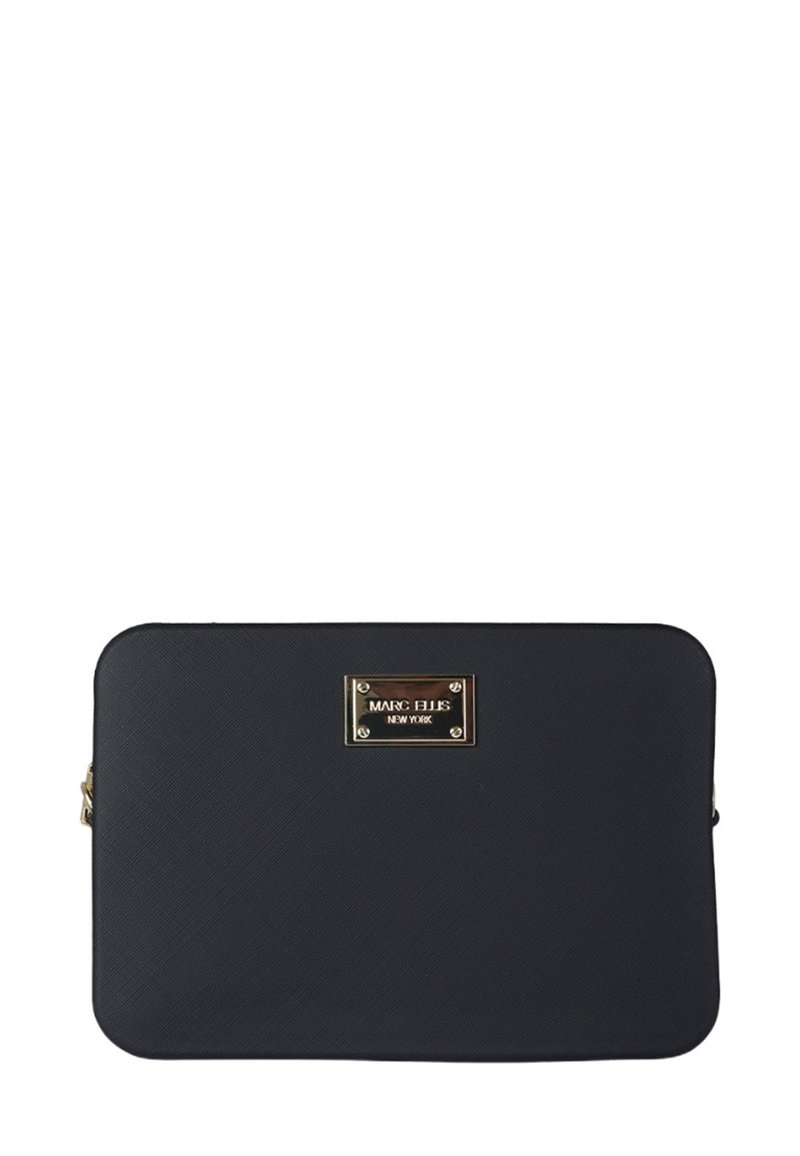 Borsa sintetica nera con una texture liscia, forma rettangolare, piastra hardware dorata con il nome del marchio in rilievo e chiusura con zip.