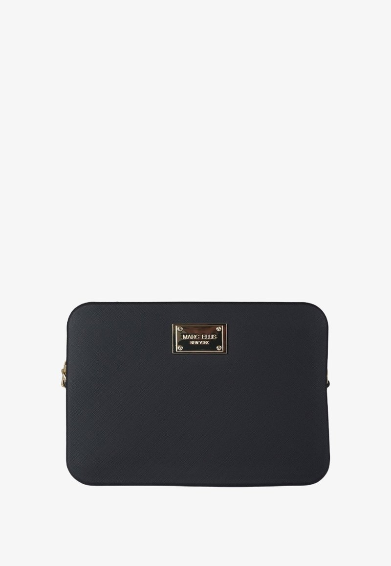 Borsa sintetica nera con una texture liscia, forma rettangolare, piastra hardware dorata con il nome del marchio in rilievo e chiusura con zip.