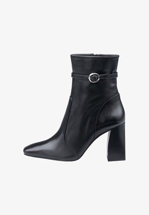 Schwarze Knöchelstiefel aus glattem Leder, mit hohem Schaft, spitzem Zeh und einem dicken Blockabsatz mit einer dekorativen Schnallenakzent.