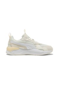 Beige en witte sneakers met een mix van gladde en gestructureerde materialen, voorzien van een gevoerde kraag, een vetersluiting en een rubberen zool.