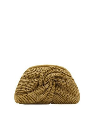 Bolso de mano marrón tejido con un diseño de nudo retorcido en la parte delantera, colocado sobre un fondo blanco.