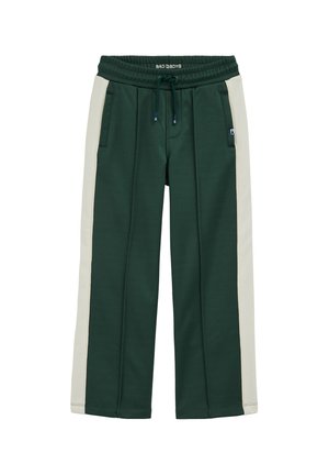 Pantalon de sport vert avec des bandes latérales crème, taille élastique, cordon de serrage et poches avant, étiqueté "BAD BOYS" sur la taille.