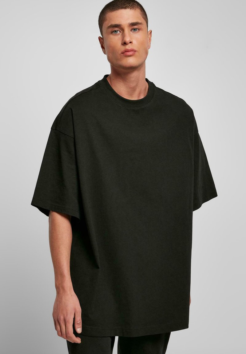 Verkeerd zwarte katoenen t-shirt met een ronde hals, korte mouwen en een zachte textuur, ontworpen voor een losse pasvorm en casual dragen.