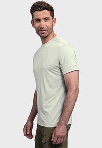 Hellgrau kurzärmeliges T-Shirt aus weichem Stoff, mit einem dezenten Logo auf der Brust und einem Etikett am Ärmel, sowie einem Rundhalsausschnitt.