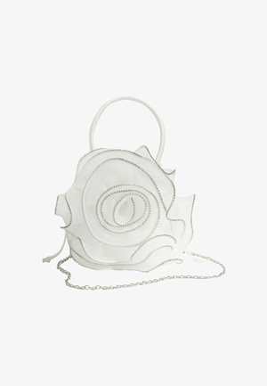Valkoinen käsilaukku, joka on muotoiltu ruusuksi; siinä on kerroksittain asetellut terälehdet, hopeiset helmikoristeet ja irrotettava hopeaketjusanka.