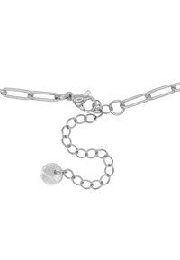 Silberne Kettenarmband mit verlängerten Gliedern, einem Karabinerverschluss und einem runden Anhänger mit strukturiertem Oberflächen.
