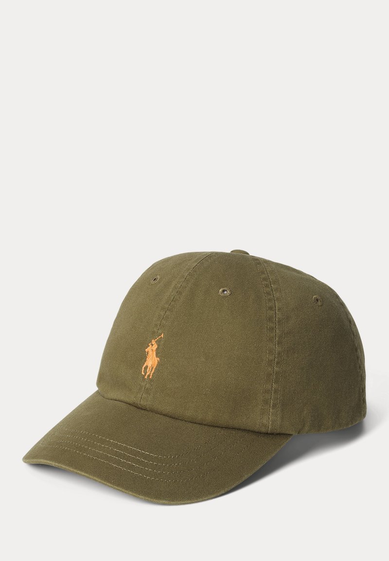 Czapka baseballowa oliwkowa z zakrzywionym daszkiem i małym pomarańczowym wyszywanym logo zawodnika polo na środku z przodu.