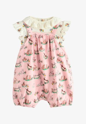 Rožinis romperis iš minkštos medžiagos, turintis raukšlėtą baltą apykaklę ir petnešėles, su pakartojamu triušių ir gėlių raštu.