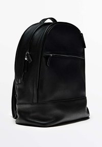 Zaino in pelle nera con finitura testurizzata, dotato di parte superiore arrotondata, tasca frontale con zip e doppie cerniere laterali per l'apertura.