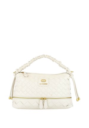 Borsa a mano in pelle bianca intrecciata con manico arricciato, dettagli con cerniera dorata e logo La Carrie sul davanti.