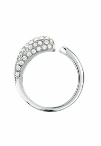 Anello aperto in argento con una parte superiore curvata decorata da numerosi cristalli trasparenti, creando un motivo testurizzato lungo la superficie.