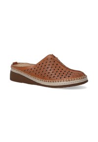Brun læder slip-on sko med udskæringsmønster, lys syning og en lav, mørkebrun sål. Teksturert overdel og afslappet design.