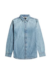 Jasnoniebieska koszula denimowa, zapinana na guziki, z klasycznym kołnierzykiem, długimi rękawami, subtelnymi detalami przeszyć oraz lekko luźnym krojem.