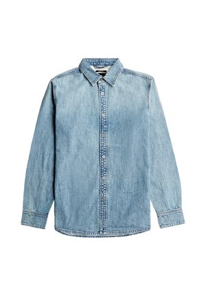 Svetlo modra denim srajca z gumbi, klasični ovratnik, dolgi rokavi, nežni detajli šivov in rahlo sproščen kroj.