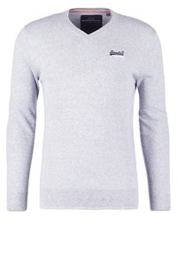 Jasnoszary sweter z dekoltem w serek wykonany z teksturowanej dzianiny. Posiada długie rękawy i małe wyszywane logo na lewej piersi.