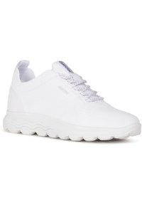 Hvit sneaker med overdel i pustende mesh, teksturert overflate, elastiske snørebånd og en dempet såle med bølge mønster for fleksibilitet og komfort.