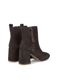 Botas de tobillo de ante gris oscuro con un tacón grueso, que cuentan con una cremallera en el costado y detalles de tachuelas. Textura suave y punta redonda.