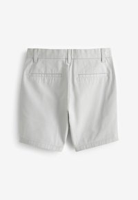Lichtgrijze shorts van een katoenmix. Beschikt over een platte voorkant, twee achterzakken en een rechte snit.