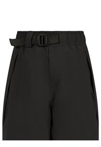 Pantaloni neri con vita elastica, cintura regolabile in tessuto integrata e fibbia in plastica, con tasche laterali e marchio discreto sulla gamba destra.