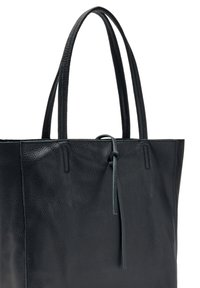 Zwarte lederen schoudertas met een gestructureerd oppervlak, dubbele handvatten en een smalle hangriemdetail. Ontwerp met open bovenkant en ruime interieur.