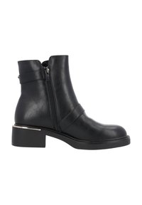 Botas negras hasta el tobillo con un acabado de cuero liso, cremallera lateral y un tacón bajo tipo bloque acentuado con una tira de tono plateado. Diseño sencillo y elegante.