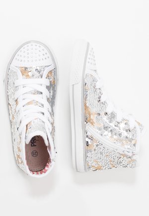 Baskets montantes en sequins argentés et dorés avec des lacets blancs, une semelle en caoutchouc et un détail clouté sur l'embout. L'intérieur présente une doublure à motif.