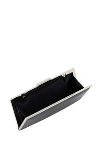 Fekete textúrájú klucca táska ezüst hardware-rel. Fekete szövet belső térrel nyílik, sima külsővel és téglalap alakú designnal.
