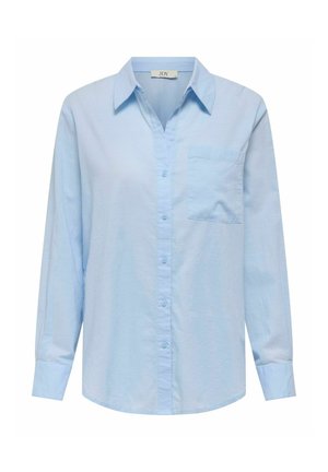 Ανοιχτού μπλε πουκάμισο με μακριά μανίκια, κολάρο που κλείνει με κουμπιά, μπροστινή τσέπη και λεία υφή. Διαθέτει κουμπιά σε πλήρη αντιστοιχία μπροστά.